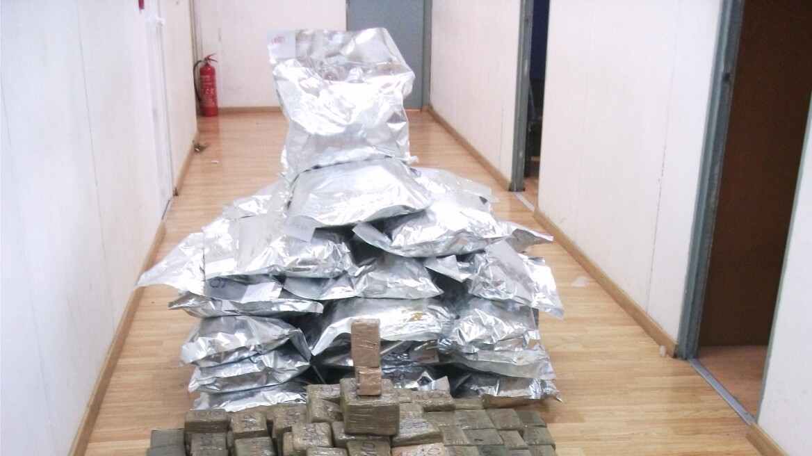 Η Αστυνομία εντόπισε πάνω από 300 κιλά ναρκωτικών σε σπίτια και αυτοκίνητα στη Βούλα  