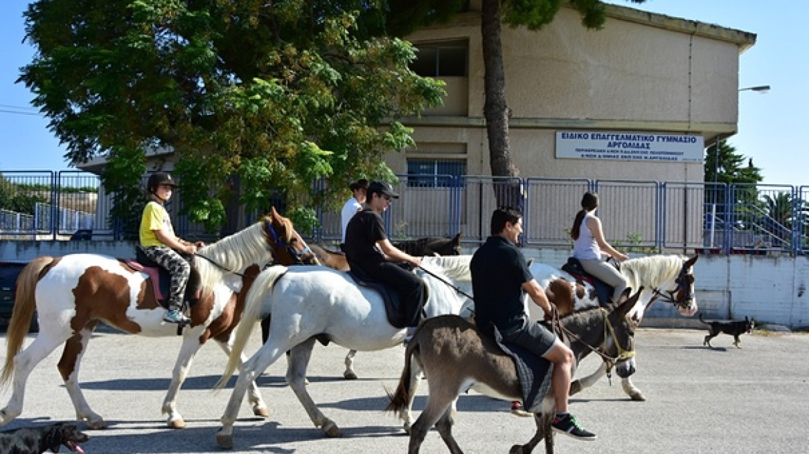 Με γαϊδούρι και άλογα πήγε αγρότης στο Ναύπλιο για να ψηφίσει 