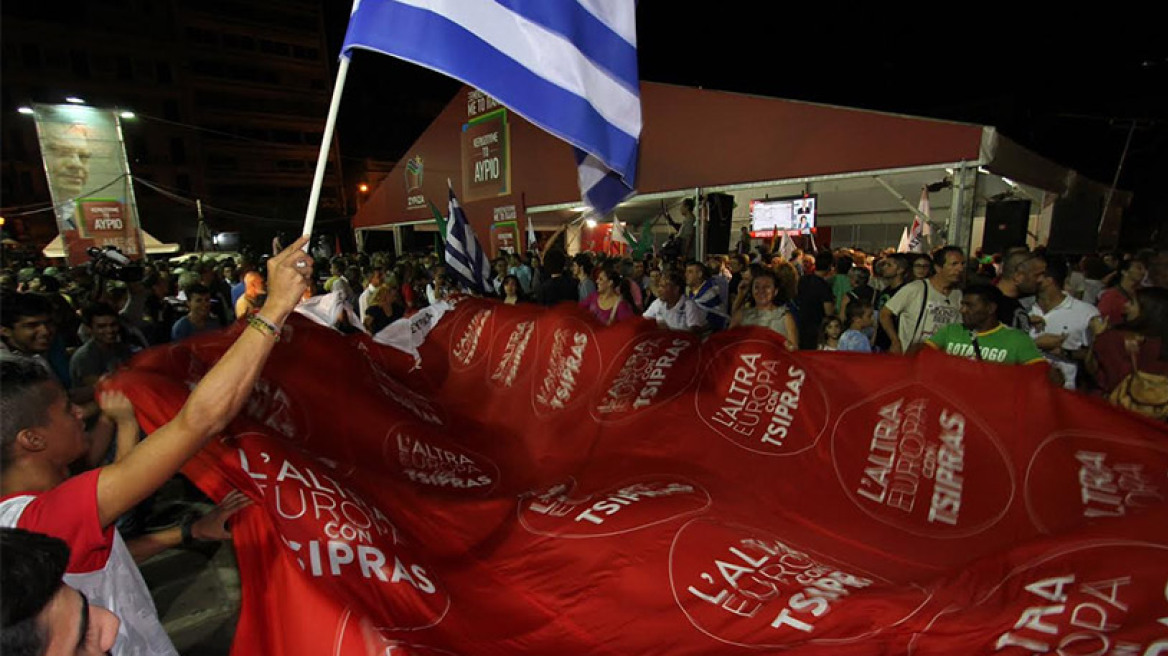 Πανηγυρισμοί στην Κλαυθμώνος για τη νίκη του ΣΥΡΙΖΑ