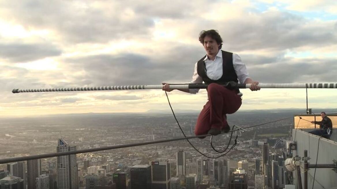 Βίντεο: Σχοινοβάτης ισορροπεί στα 300 μέτρα ύψος, χωρίς δίχτυ ασφαλείας