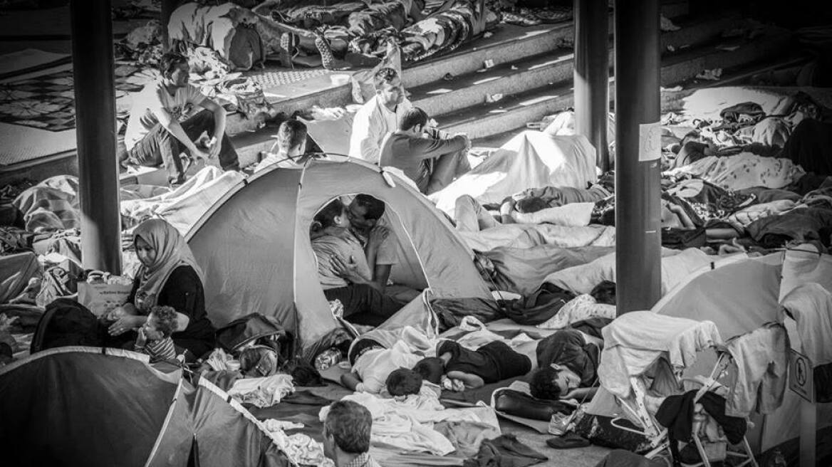 Όταν μια φωτογραφία αξίζει χίλιες λέξεις: Η εικόνα των προσφύγων που «κέρδισε» το Διαδίκτυο