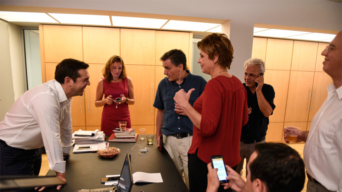 Φωτογραφίες: Ο Τσίπρας στο γραφείο του γιορτάζει τη νίκη του