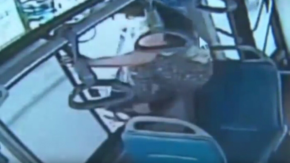 Βίντεο: Έχασε τη στάση της και πήδηξε από το παράθυρο του λεωφορείου εν κινήσει
