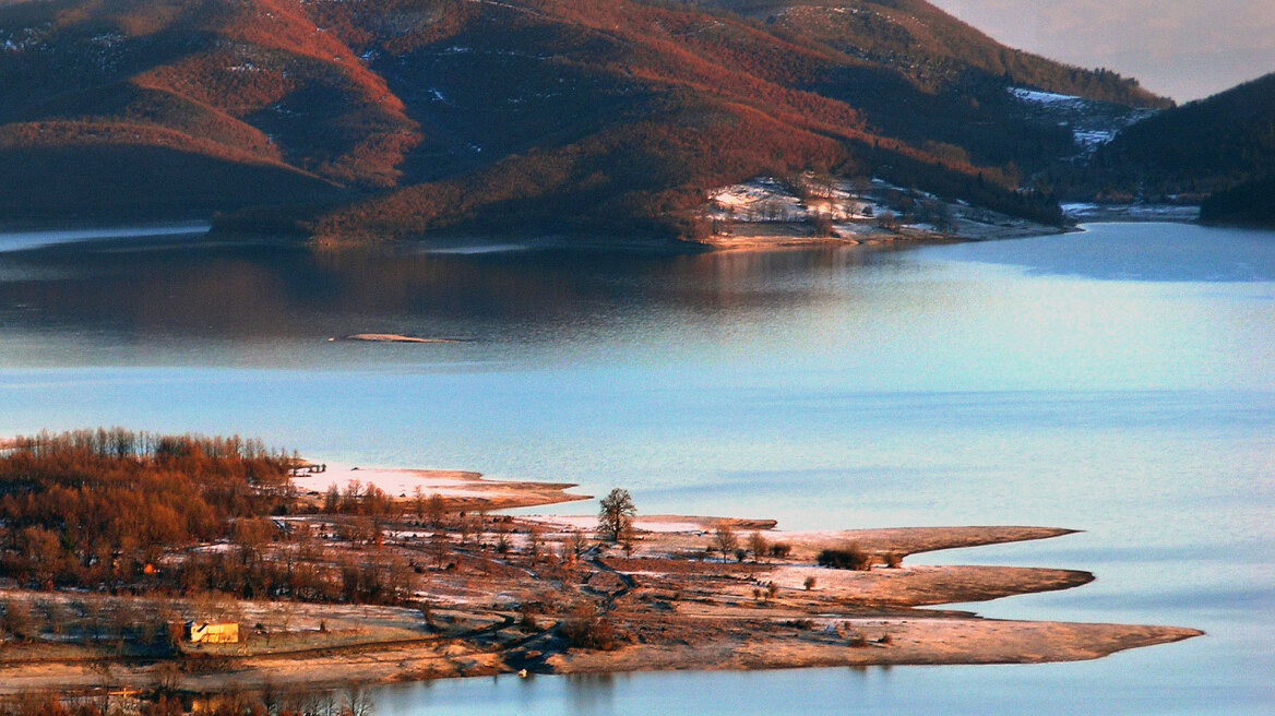 Τραγωδία στη Λίμνη Πλαστήρα: Δέντρο καταπλάκωσε ηλικιωμένο