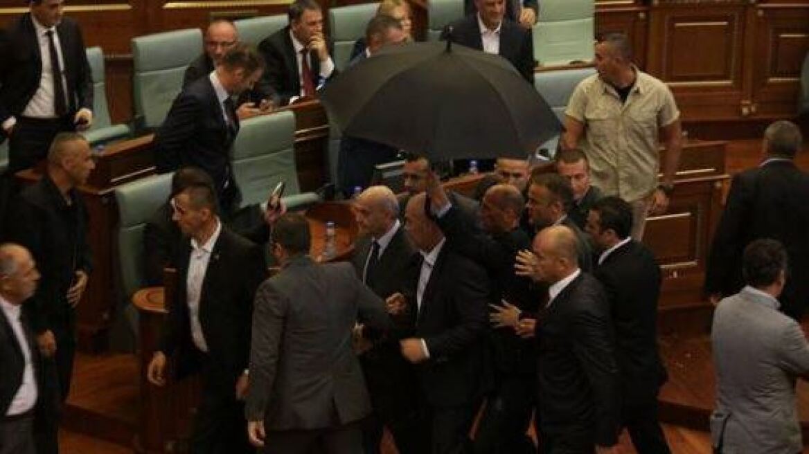Βουλευτές έριξαν αβγά στον πρωθυπουργό του Κοσόβου κατά τη διάρκεια συνεδρίασης της βουλής 