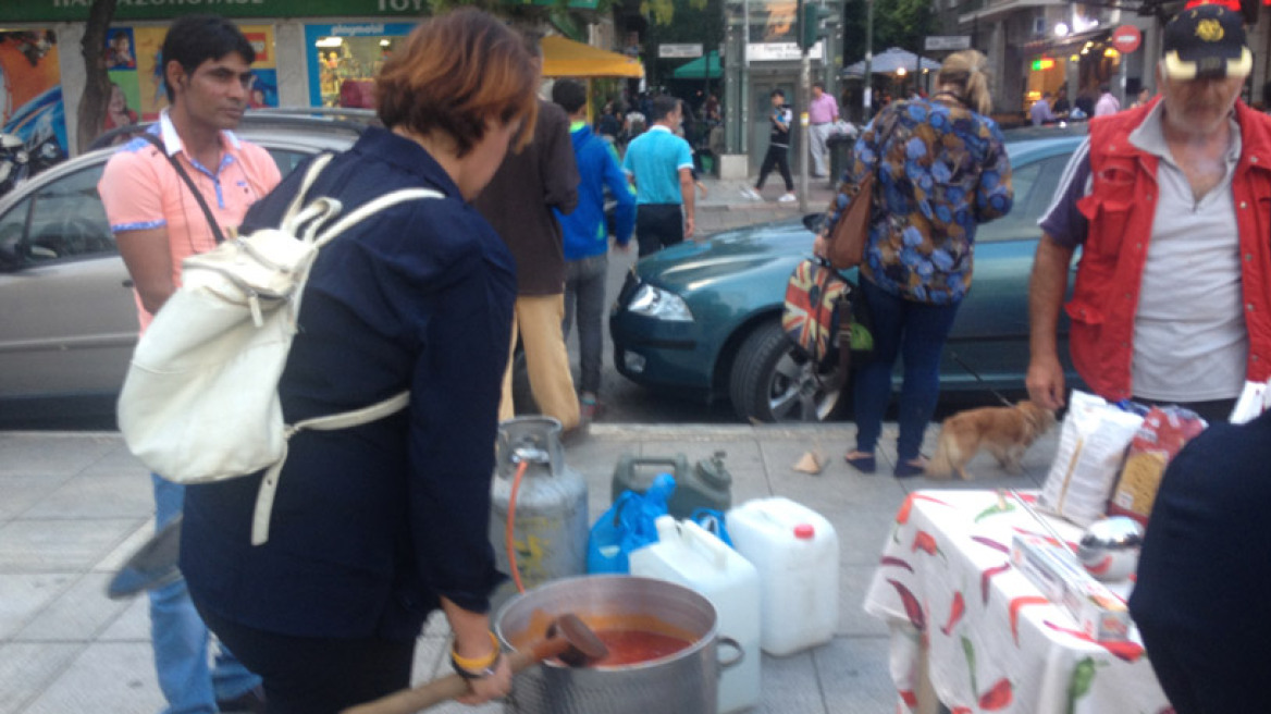 Κοινωνική κουζίνα για τους πρόσφυγες στην πλατεία Βικτωρίας