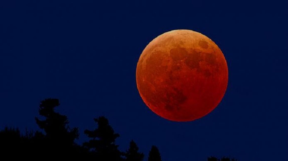 Μαθητές και καθηγητές διανυκτερεύουν στο σχολείο για να δουν το «κόκκινο φεγγάρι»
