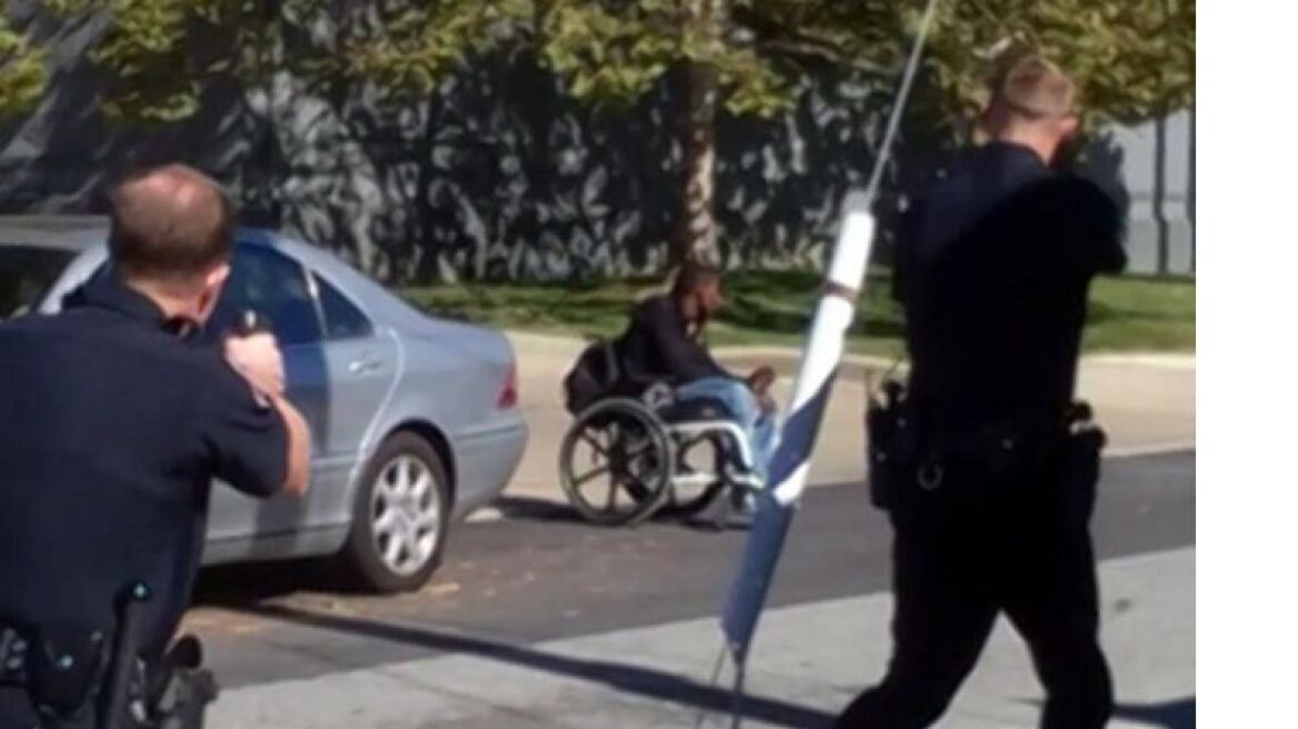 Σκληρές εικόνες: Αμερικανοί αστυνομικοί σκοτώνουν άνδρα σε αναπηρικό καροτσάκι (βίντεο)
