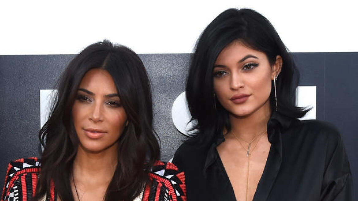 Kim VS Kylie: Ο «γυμνός» διαδικτυακός πόλεμος των Kardashian