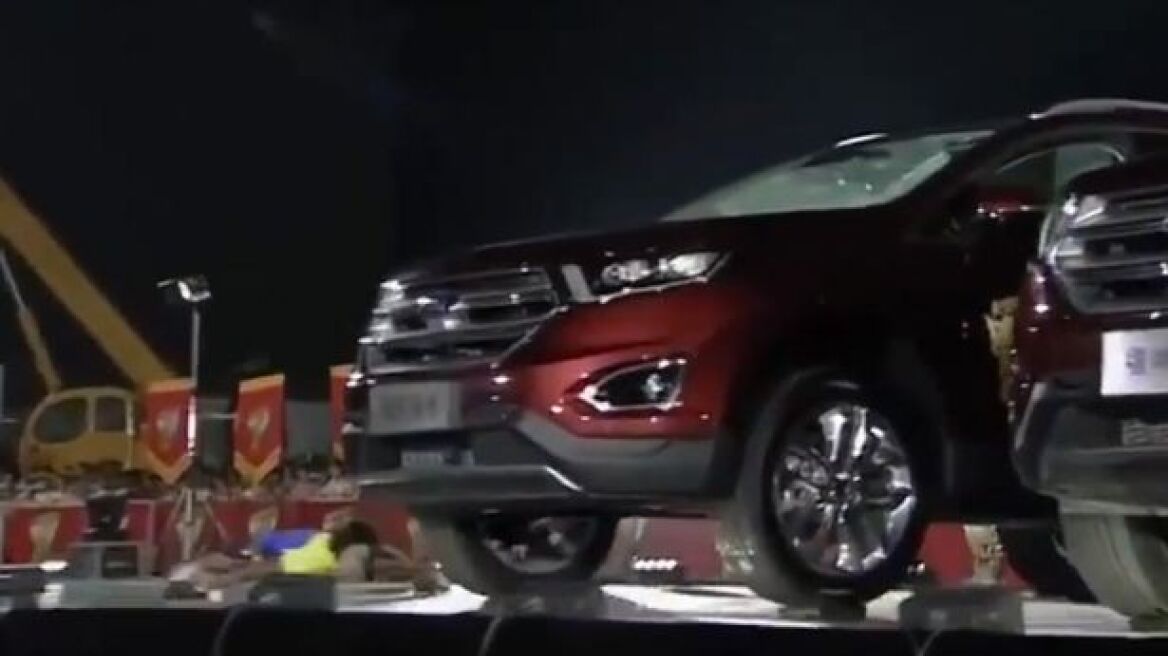 Βίντεο: Πέρασε με σπαγκάτο κάτω από 18 αυτοκίνητα σε ζωντανή μετάδοση