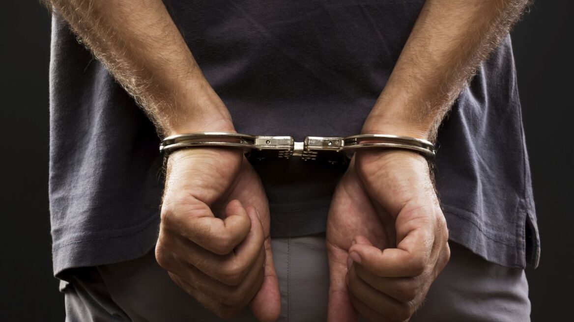 Συνελήφθη 23χρονος για παράνομη οπλοκατοχή στα Εξαμίλια