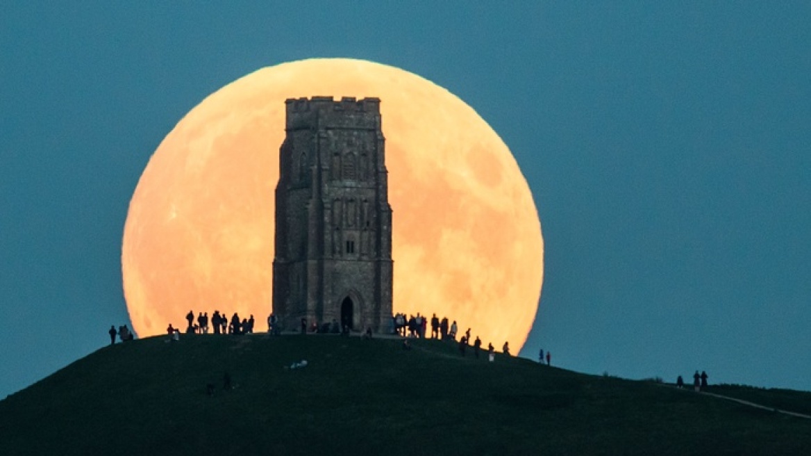 Φωτογραφίες: Το «ματωμένο φεγγάρι» και η έκλειψη σε όλο τον κόσμο