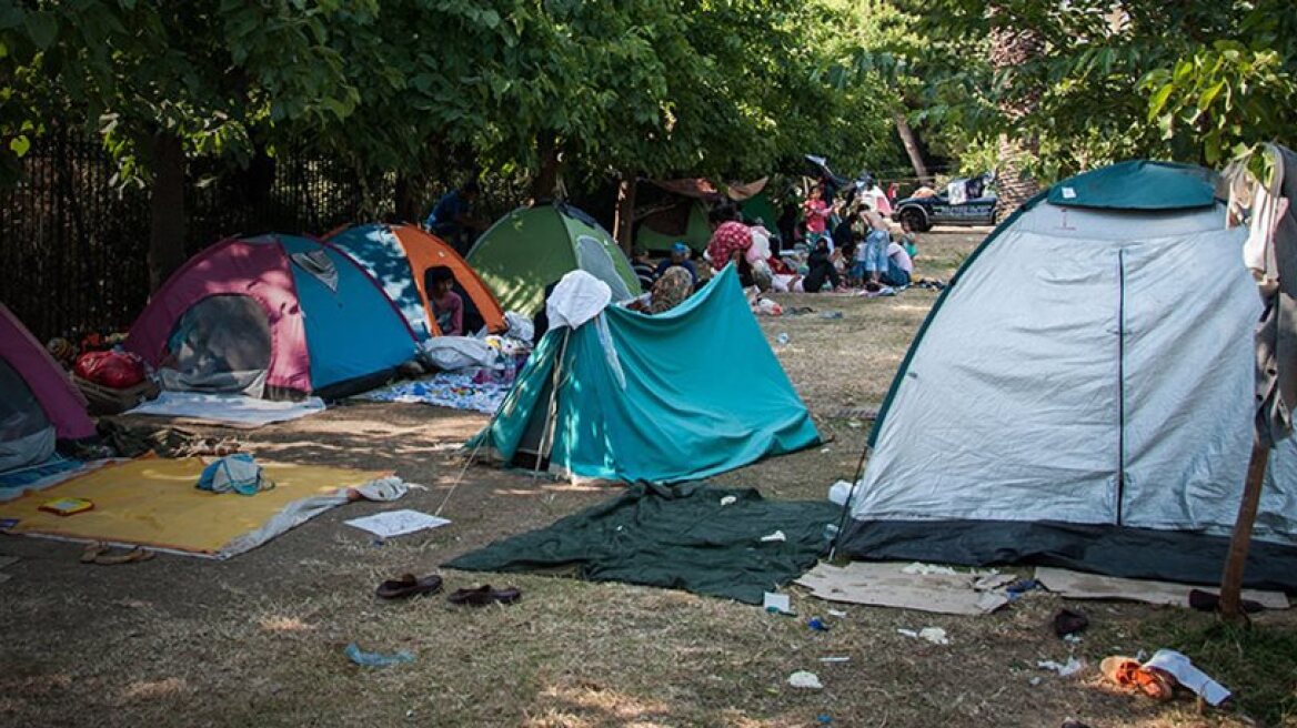 Σε γήπεδα, Ελληνικό και Αμυγδαλέζα οι πρόσφυγες 