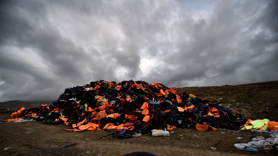 Φωτογραφία σοκ: «Βουνό» τα σωσίβια των προσφύγων στη Λέσβο