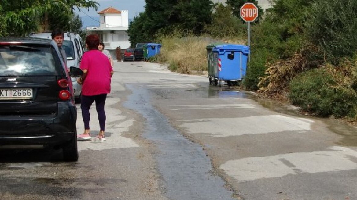 Ραφήνα: Καταγγελίες ότι ο πρόεδρος της Δημοτικού Συμβουλίου ρίχνει λύματα στους δρόμους 