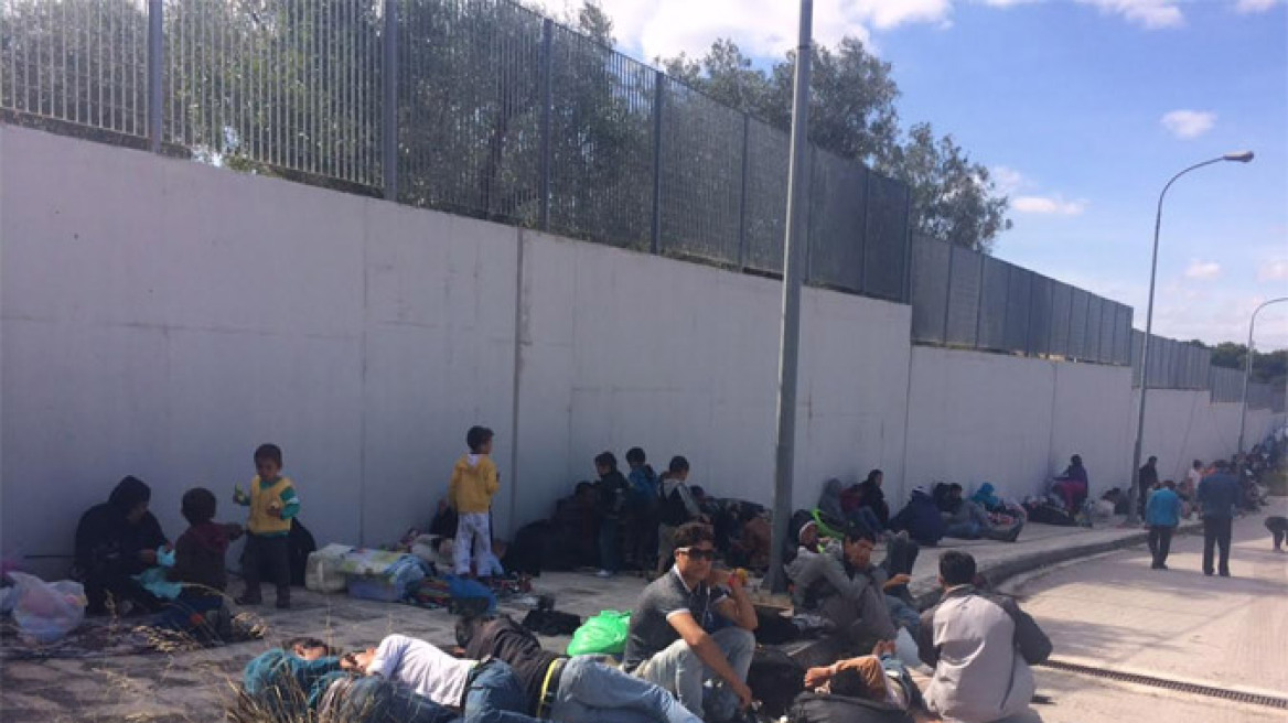 Γαλάτσι: Στο κλειστό γυμναστήριο οι πρόσφυγες