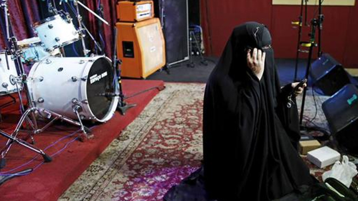 Burqa-wearing metal guitarist