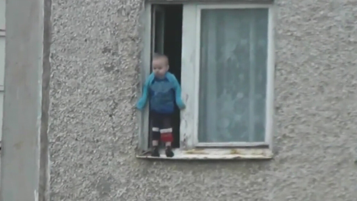 Βίντεο: Μωρό περπατά έξω από το παράθυρο στον 8ο όροφο!