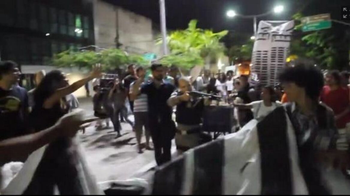 Σοκαριστικό βίντεο: Βραζιλιάνος αστυνομικός πυροβολεί εξ επαφής με πλαστικές σφαίρες