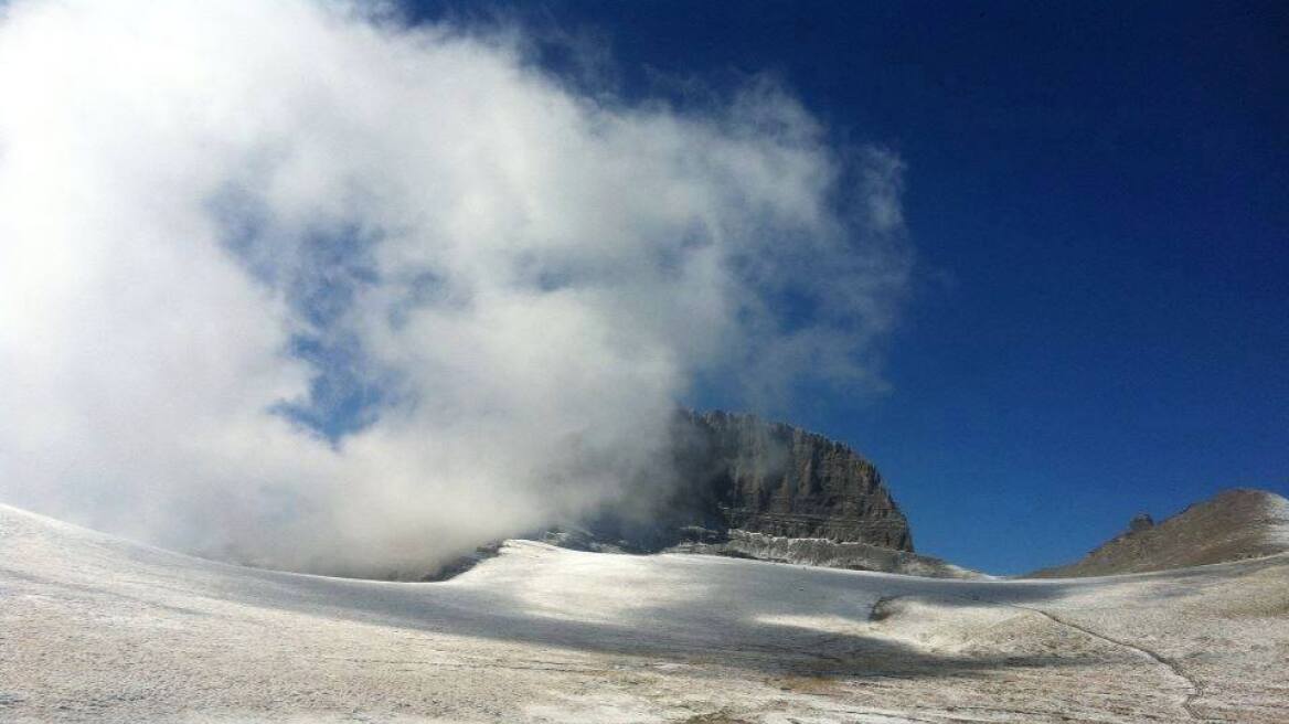 Έπεσαν τα πρώτα χιόνια στον Όλυμπο! - Δείτε την εικόνα στην κορυφή του βουνού