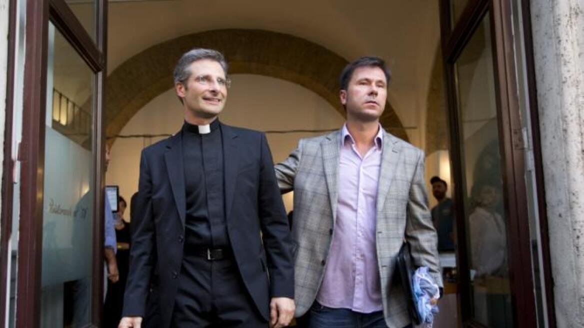 Παγκόσμιος σάλος από την ομολογία υψηλόβαθμου κληρικού του Βατικανού ότι είναι ομοφυλόφιλος