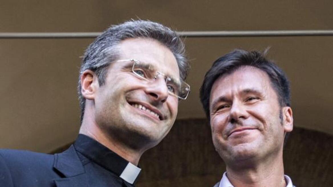 «Απελευθερώθηκε από την ντροπή», δηλώνει ο σύντροφος του γκέι ιερέα που καθαιρέθηκε από το Βατικανό