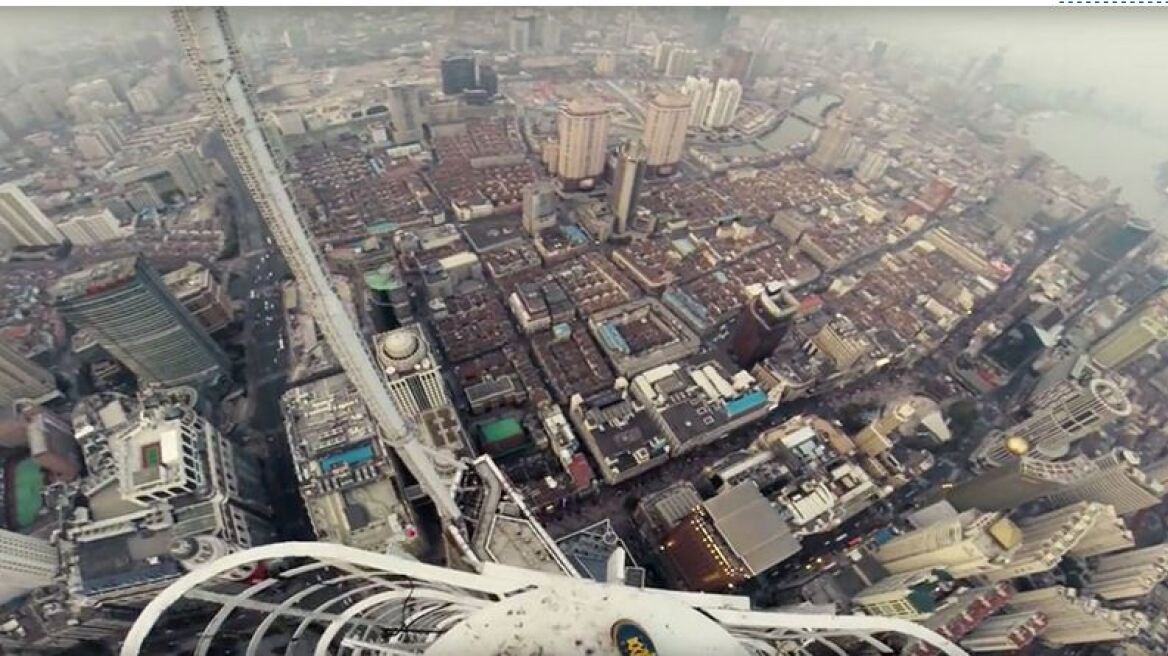 Βίντεο που τρομάζει: Ανέβηκαν στην κορυφή ουρανοξύστη 333 μέτρων 