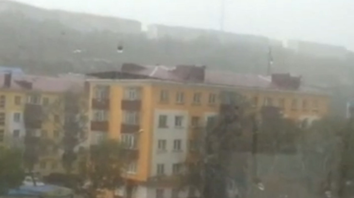 Βίντεο σοκ: Κυκλώνας ξεκολλά σαν... χαρτί τη στέγη πολυκατοικίας!