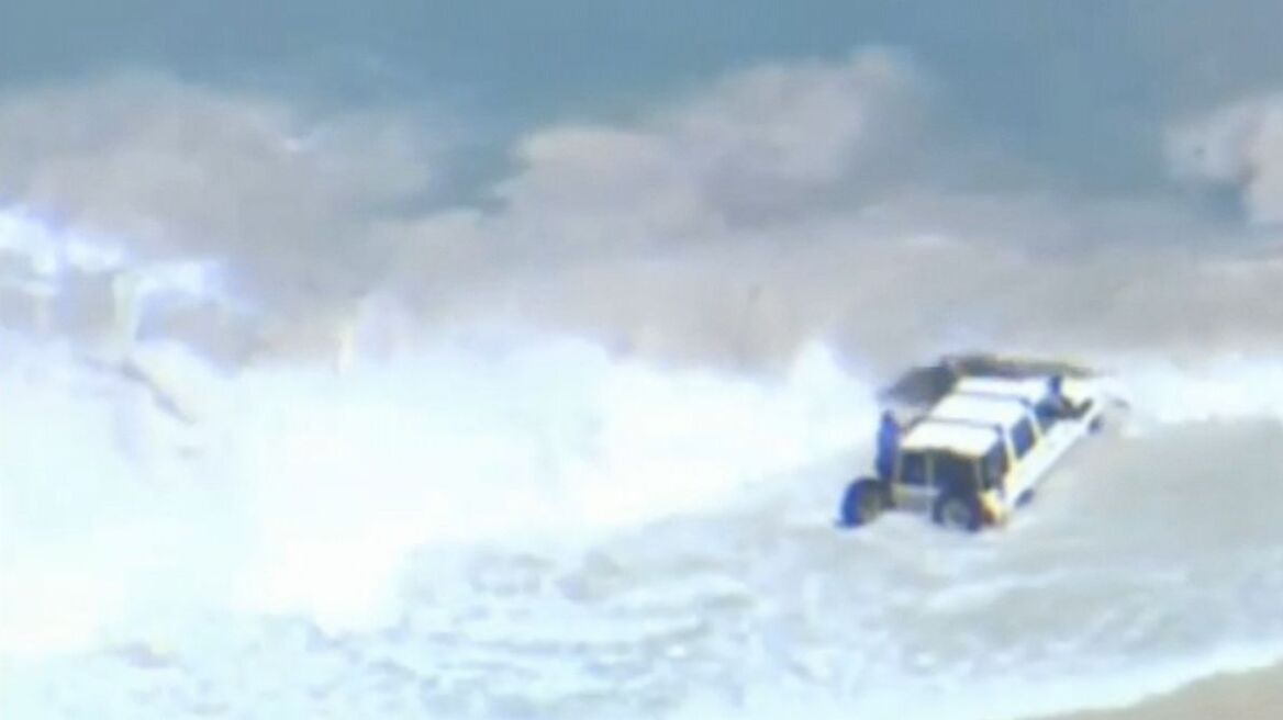 Βίντεο: «Βούτηξε» με το κλεμμένο αμάξι στη θάλασσα για να... αποφύγει τη σύλληψη