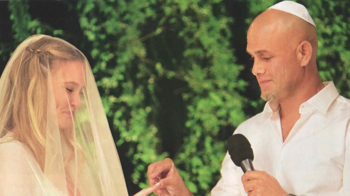 Bar Refaeli: Ο γάμος της σε έντεκα φωτογραφίες, το πέπλο της νύφης και ο γαμπρός χωρίς γραβάτα  