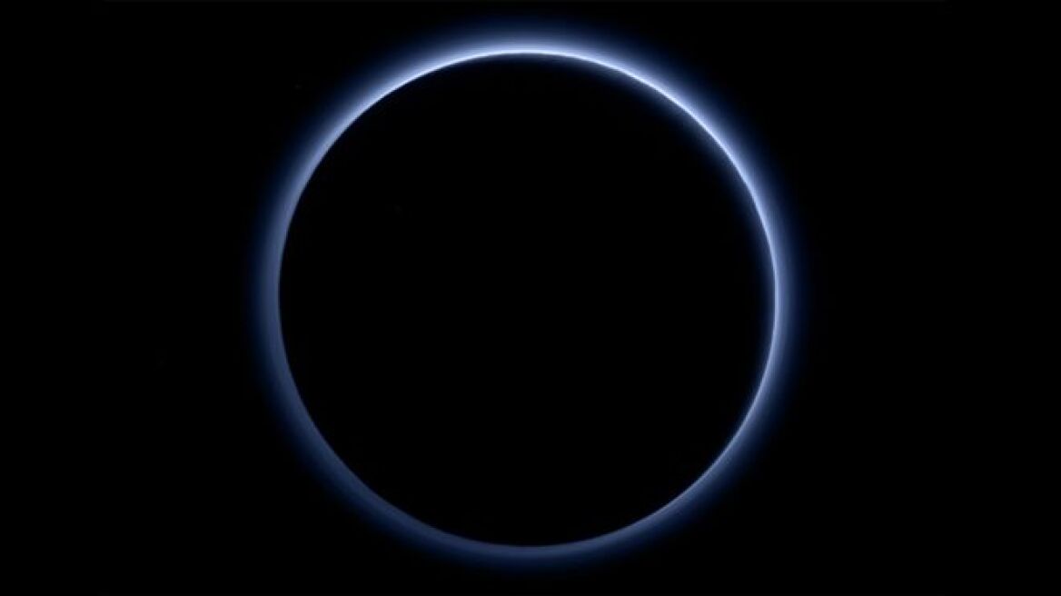 «Μπλε ουρανό και παγωμένο νερό» βρήκαν οι επιστήμονες στον Πλούτωνα