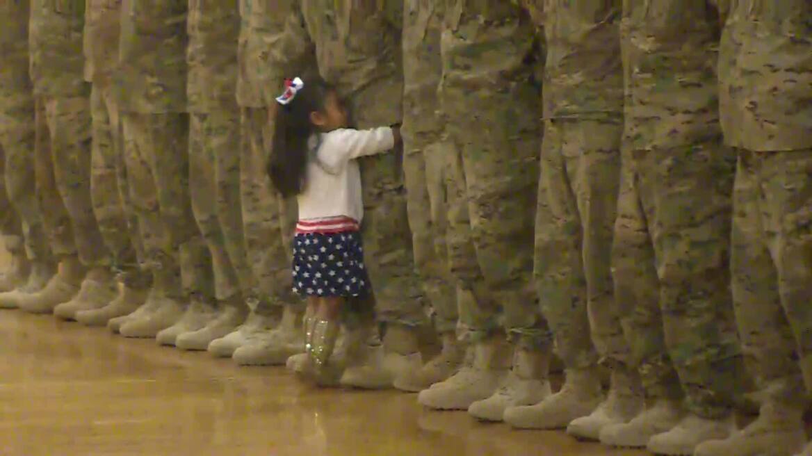Συγκινητικό βίντεο: Τρίχρονη διακόπτει στρατιωτική τελετή για να αγκαλιάσει τον μπαμπά της 