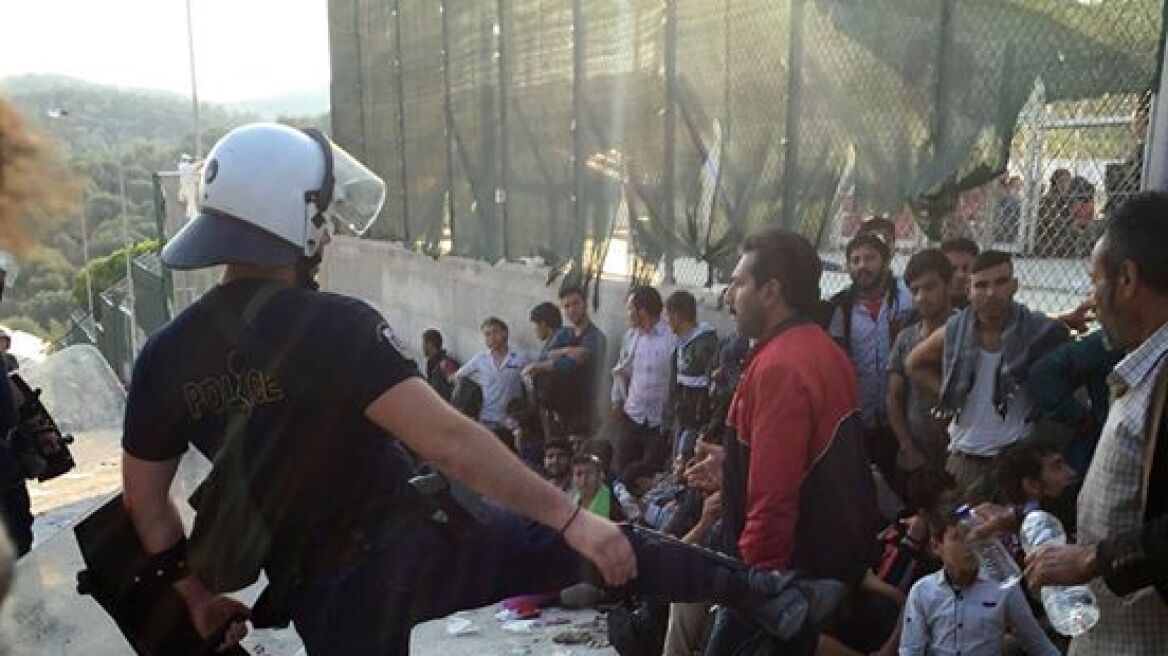 Εικόνες ντροπής από τη Μυτιλήνη: Αστυνομικός κλωτσά μετανάστες
