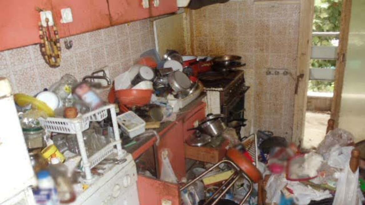 Φωτογραφίες: Είχε μετατρέψει το σπίτι του σε σκουπιδότοπο 
