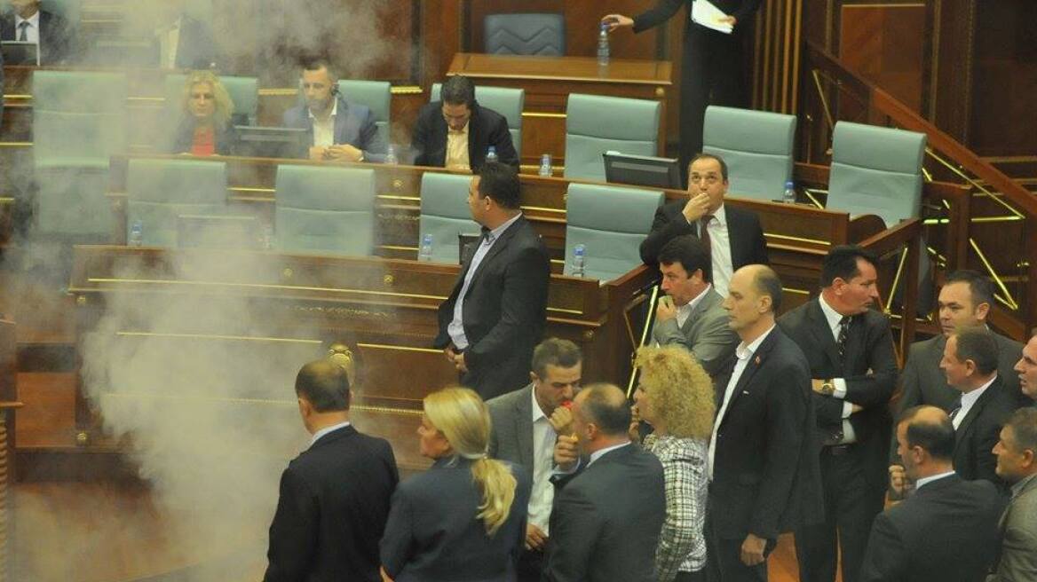 Κόσοβο: Βουλευτής της αντιπολίτευσης έριξε δακρυγόνο στη διάρκεια συνεδρίασης της Βουλής 