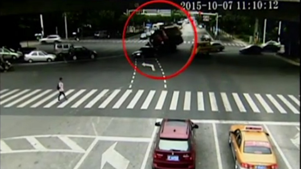 Βίντεο: Απίστευτο σκηνικό, δείτε πως «απέδρασε» ένα μηχανάκι από ανατροπή φορτηγού