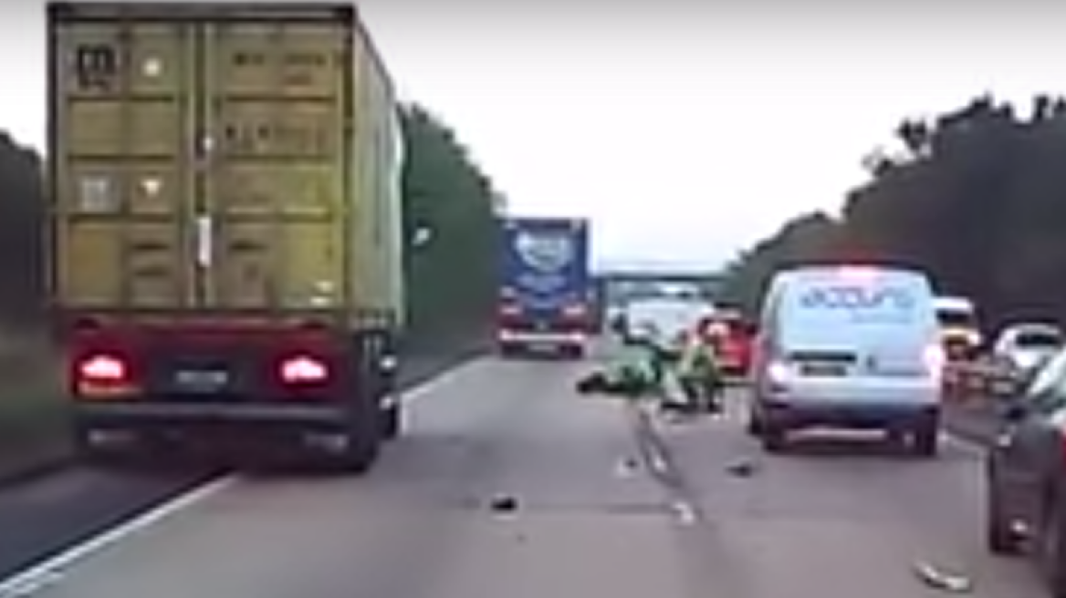 Βίντεο: Μοτοσικλετιστής «καρφώνεται» σε φορτηγό και γλιτώνει σαν από θαύμα