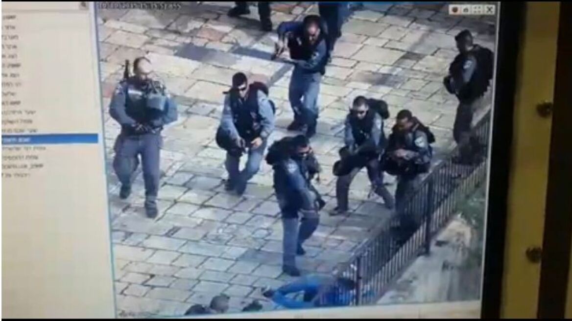 Βίντεο από το Ισραήλ: Αστυνομικοί πυροβολούν άνδρα που τους επιτέθηκε με μαχαίρι 