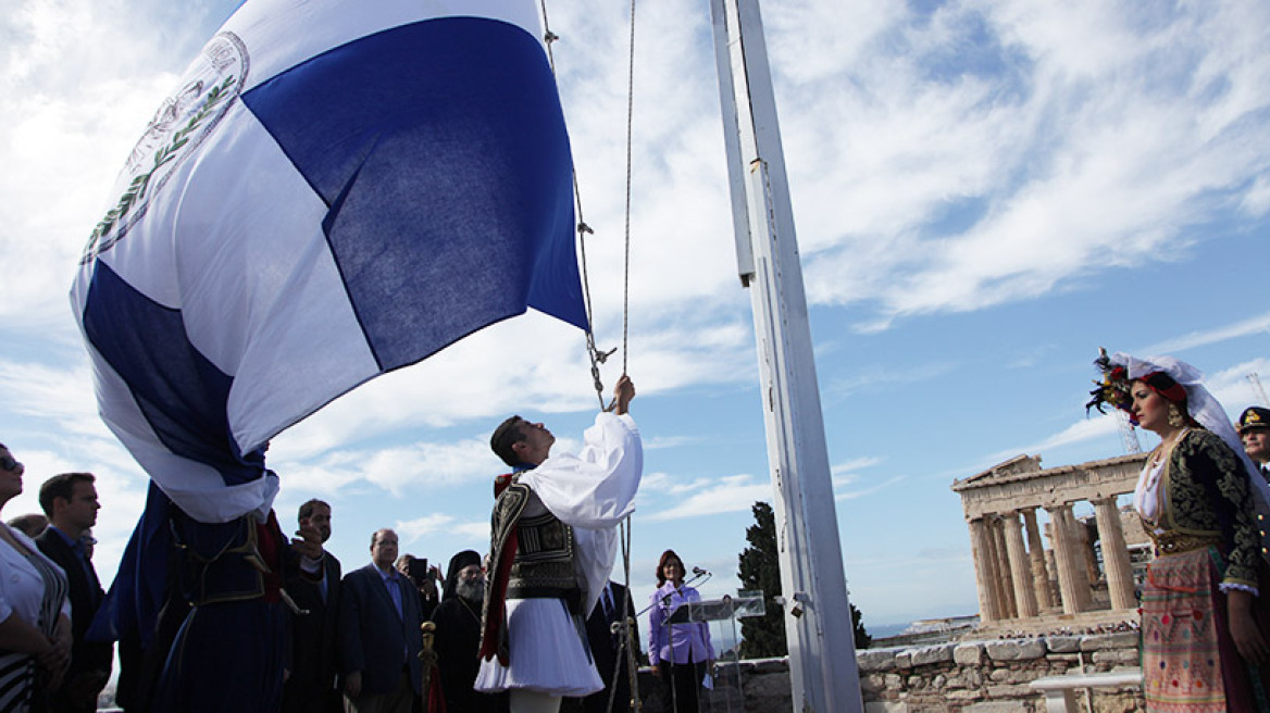 Παπανδρέου, Καμίνης και Λεβέντης στην τελετή επετείου έπαρσης της σημαίας στην Κατοχή