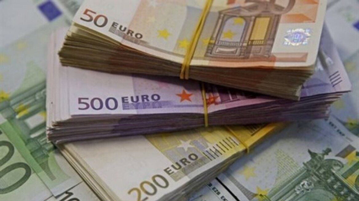 Αλβανοί βγάζουν παράνομα χιλιάδες ευρώ από τη χώρα