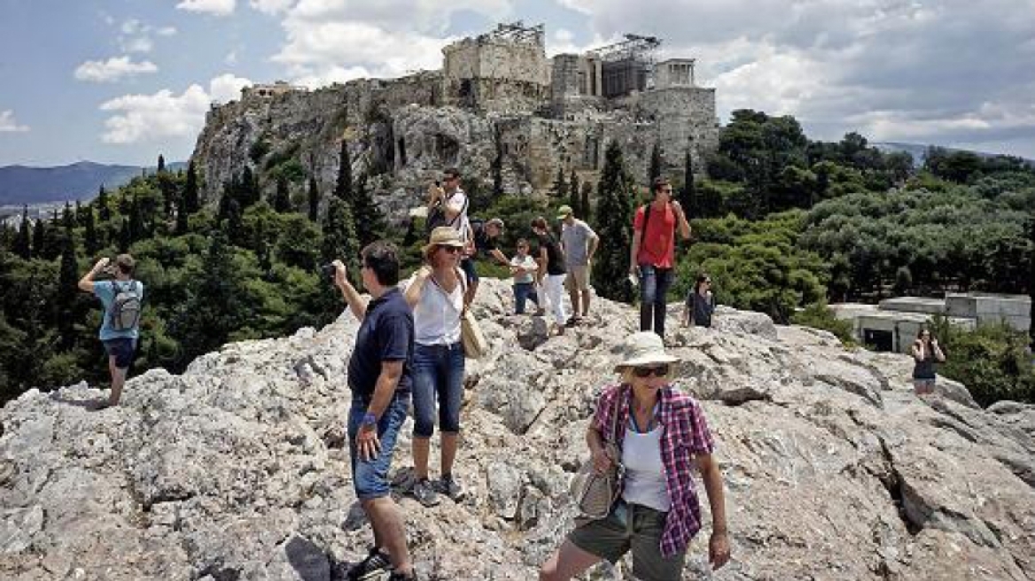 CNBC: Οι τουρίστες θα πληρώνουν ακριβότερα την ελληνική ιστορία