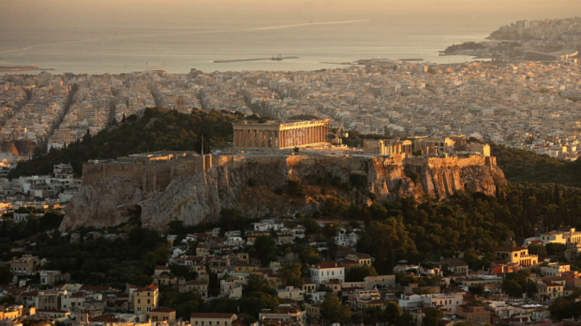 Telegraph: Δεν φταίνε οι τουρίστες που η Ελλάδα χρεοκόπησε