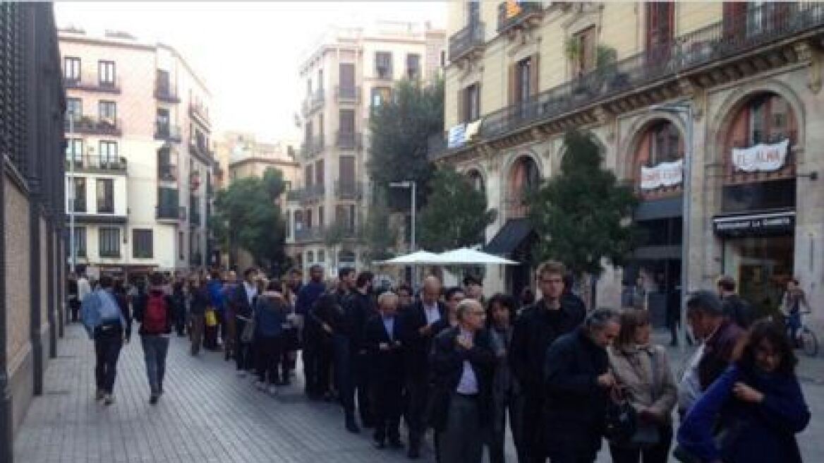 Ατέλειωτες ουρές στη Βαρκελώνη για να δουν τον Βαρουφάκη