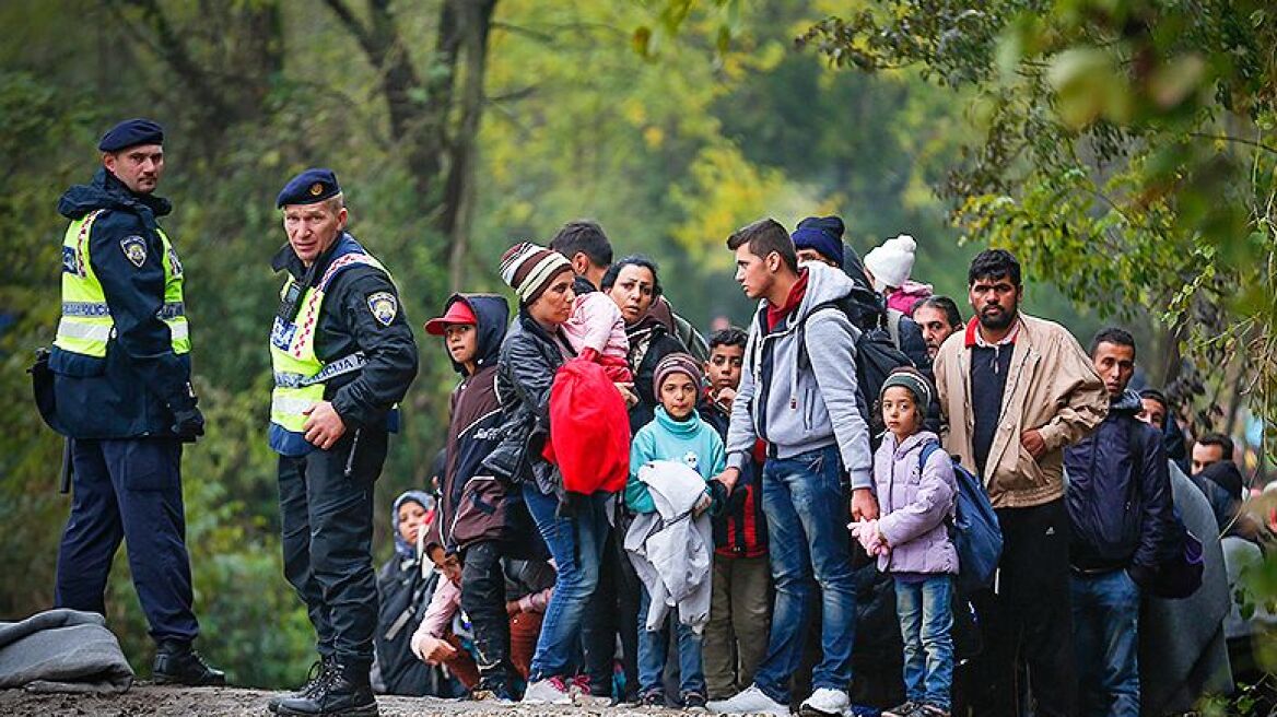 Eφτασαν οι πρώτοι πρόσφυγες στη Σλοβενία αφού η Ουγγαρία έκλεισε τα σύνορά με την Κροατία