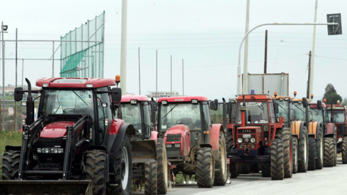 «Ζεσταίνουν» τις μηχανές των τρακτέρ τους αγρότες και κτηνοτρόφοι 