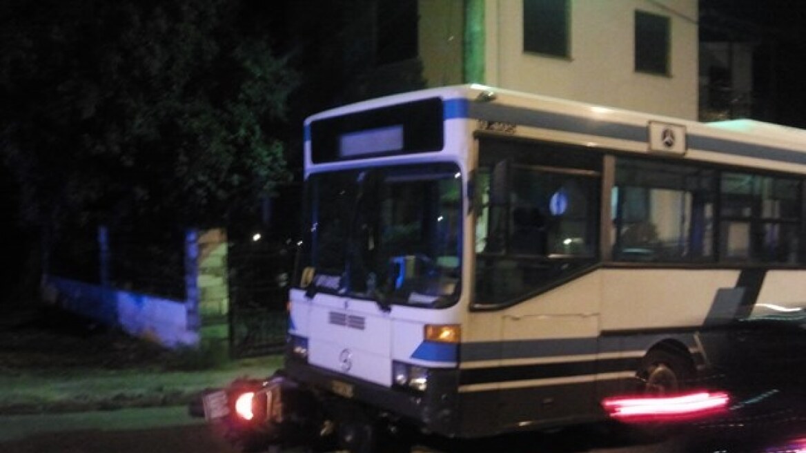 Βόλος: 60χρονος «σφηνώθηκε» κάτω από λεωφορείο - Νοσηλεύεται βαριά τραυματισμένος