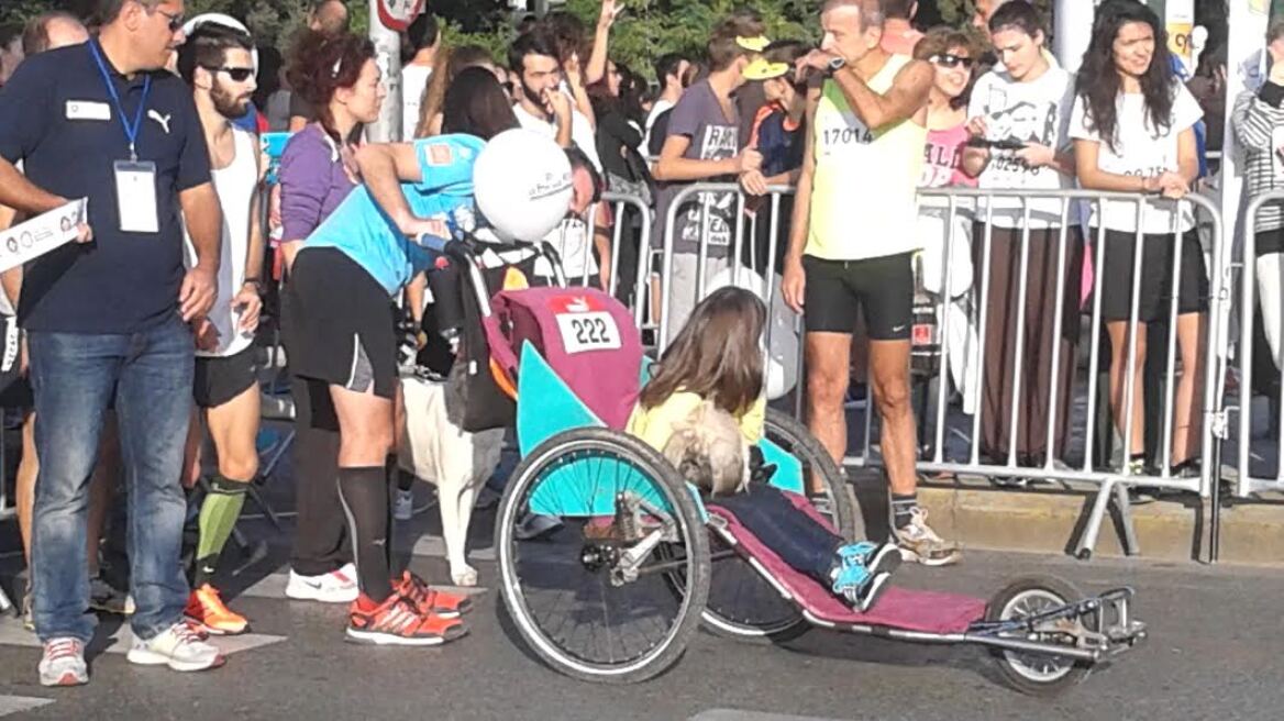 29ος γύρος της Αθήνας: Συγκινεί κοριτσάκι σε αναπηρικό αμαξίδιο