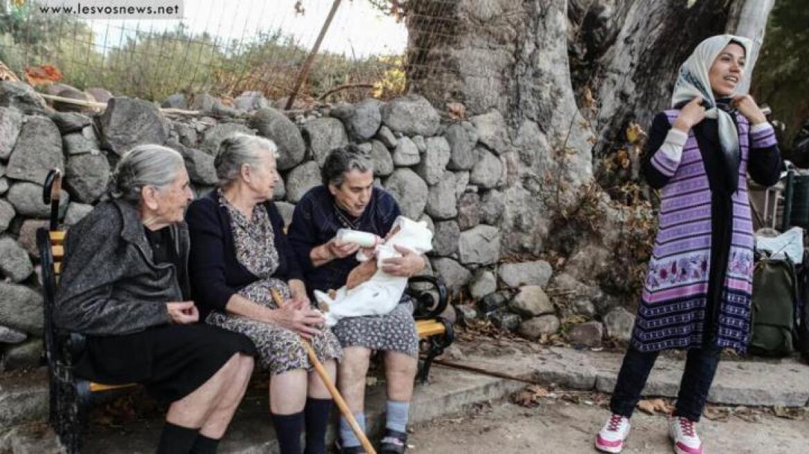«Του τραγουδούσαμε για να ηρεμήσει»: Οι γιαγιάδες που φρόντισαν το προσφυγόπουλο στη Λέσβο