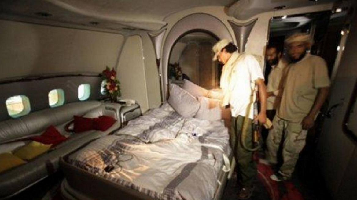 Φωτογραφίες: «Στοιχειωμένο» το αεροπλάνο του Καντάφι στη Γαλλία
