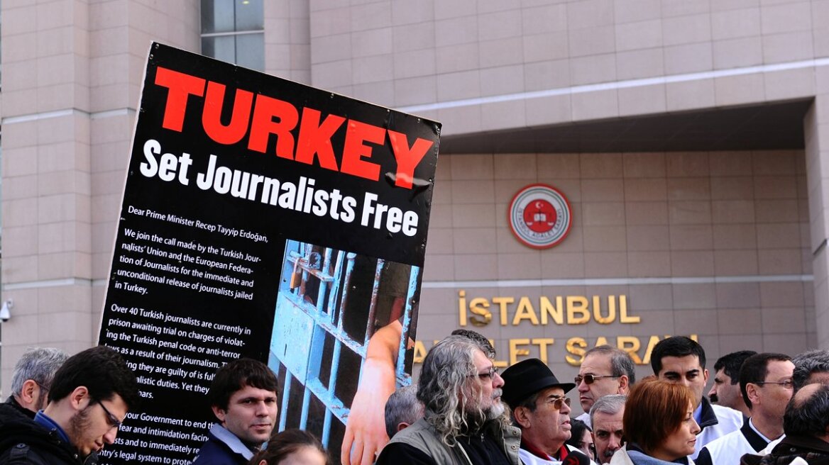 Υπό κράτηση συνεχίζουν να βρίσκονται 20 δημοσιογράφοι στην Τουρκία